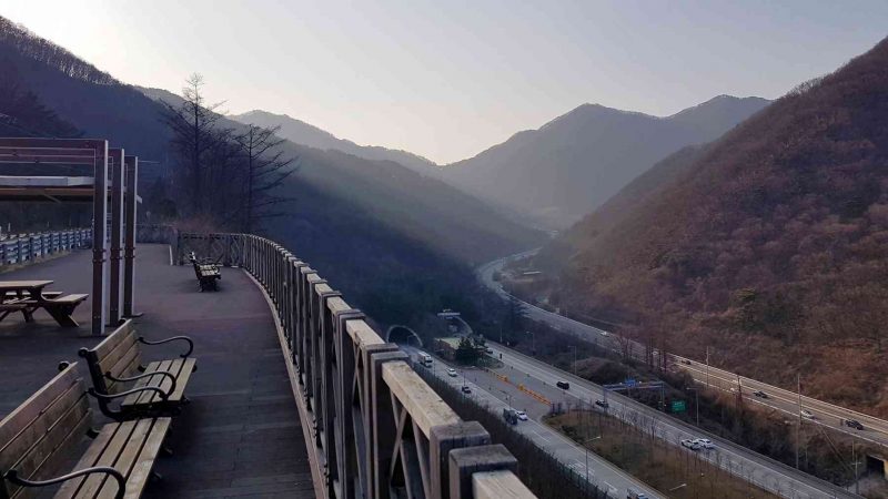 A picture of a rest area and highway near the Ihwa Pass (이화령) on the Saejae Bicycle Path in Goesan County, South Korea.