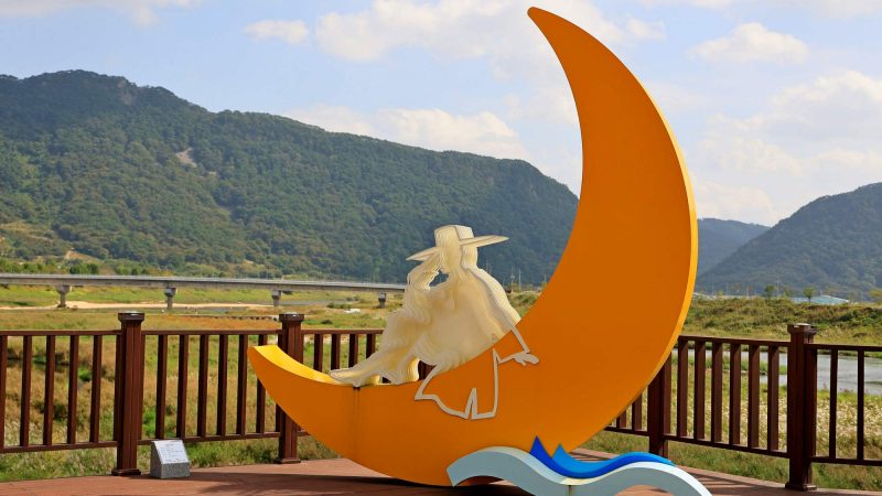 Seomjingang Bike Path - Imsil Gokseong - Moon and Man Sculpture in Sunchang