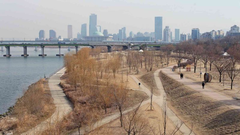 Seoul Skyline and National Assembly from Yanghwa Hangang Park (양화한강공원) along the Han River in Seoul.